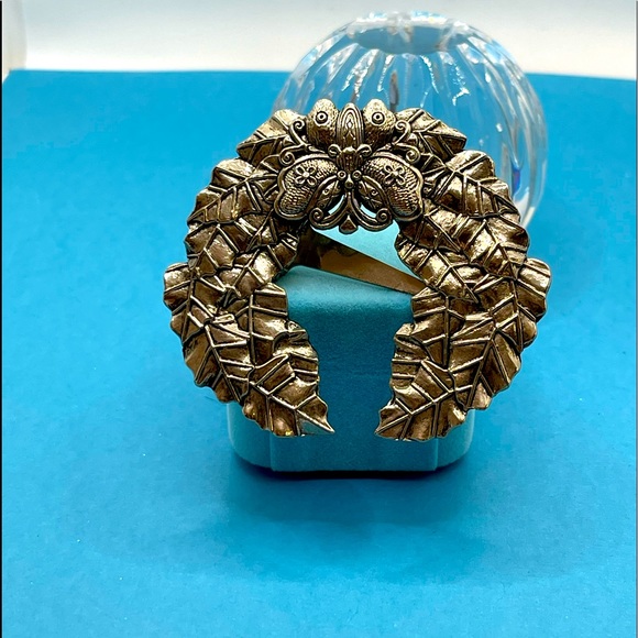 🦋Vintage scarf—clip Butterfly wreath Brooch sign Sylvia Dahl - Picture 1 of 3